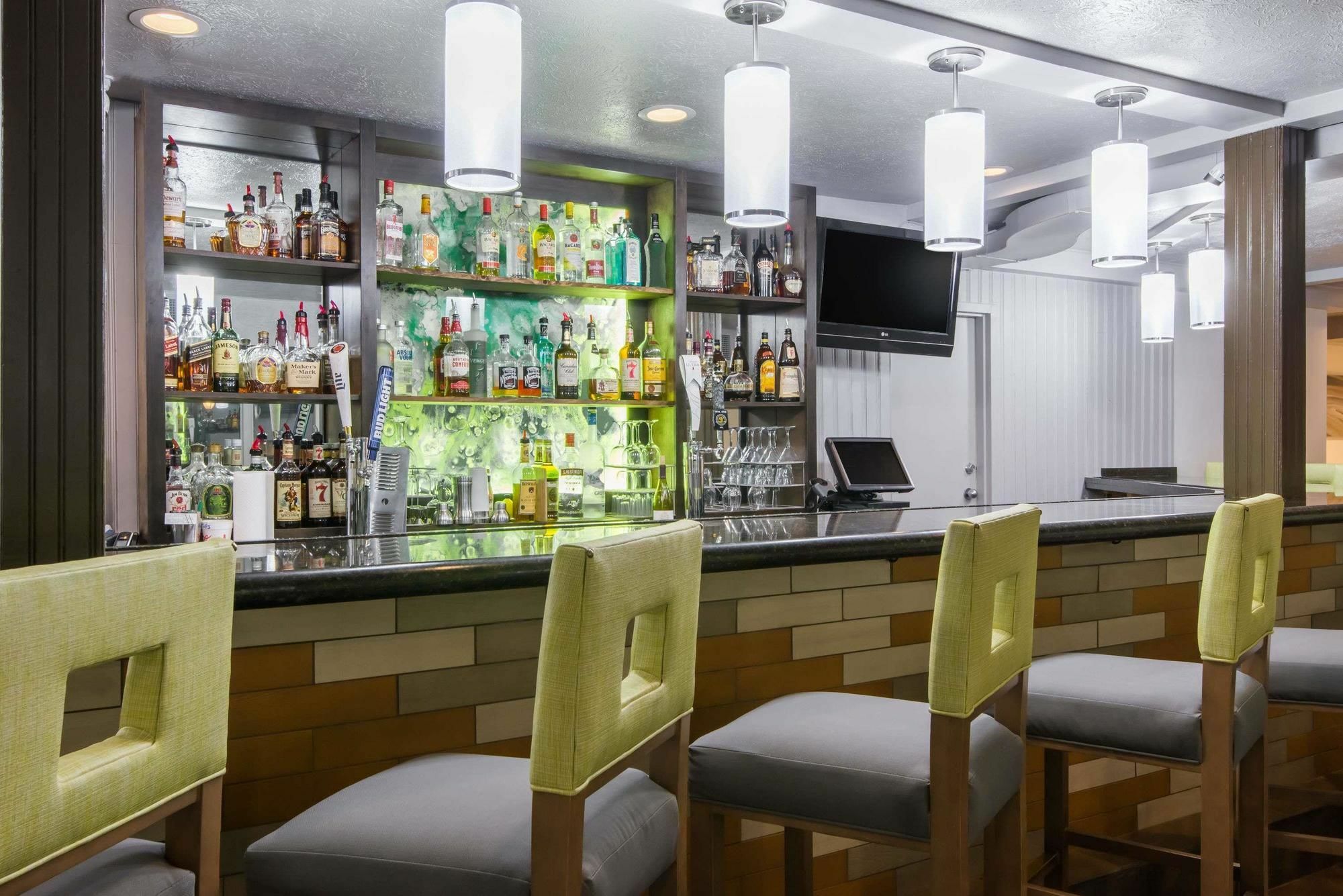 Wyndham Garden Hotel Cross Lanes Чарлстън Екстериор снимка